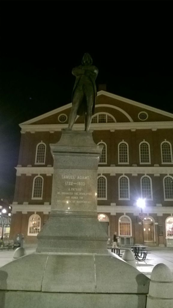 Фонейл Холл, а перед ним памятник американскому патриоту Семюэлу Адамсу.